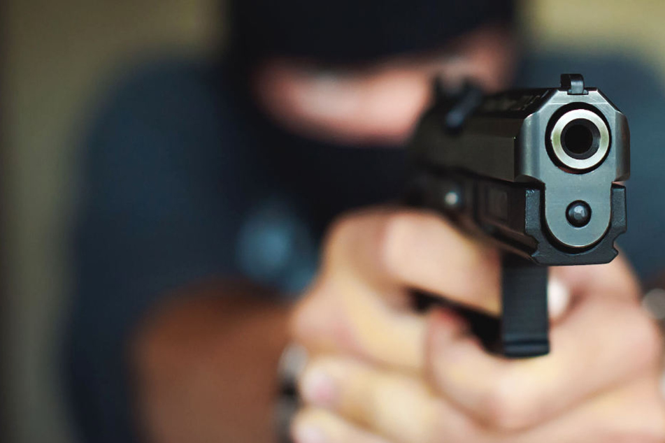 Einer der Täter war mit einer schwarzen Pistole bewaffnet (Symbolbild).