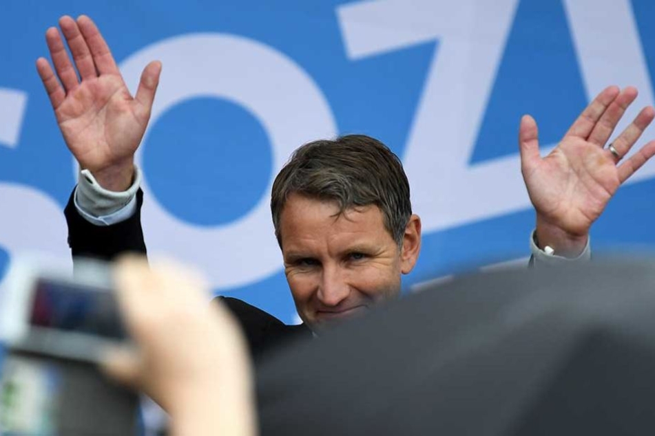 Björn Hockey winkt seinen Anhängern zu, die zu seinem Wahlkampfauftritt gekommen sind.