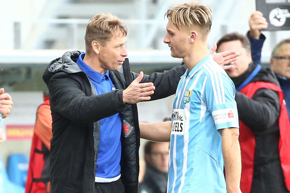 Umarmung oder Kritik? CFC-Trainer Sven Köhler (l.) mit Björn Jopek.