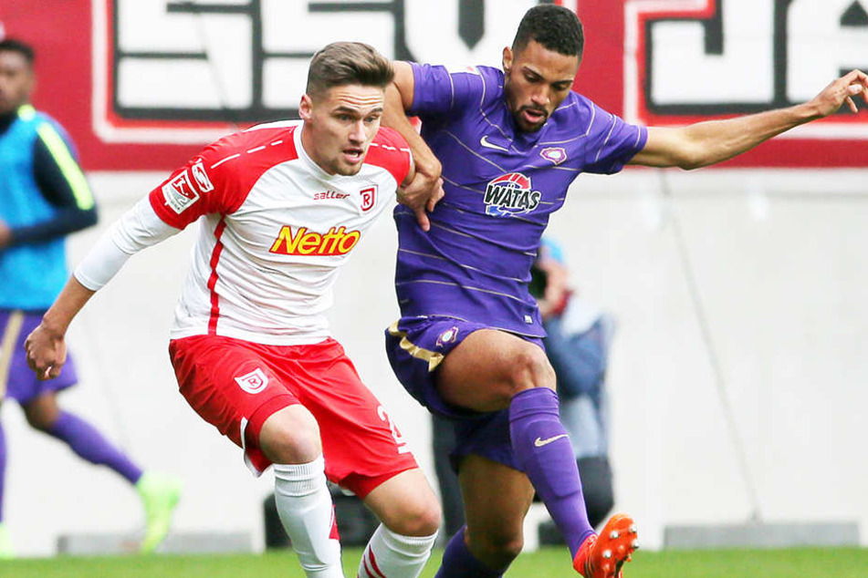 Malcolm Cacutalua (r.) stoppt Regensburgs Ex- Zwickauer Jonas Nietfeld.