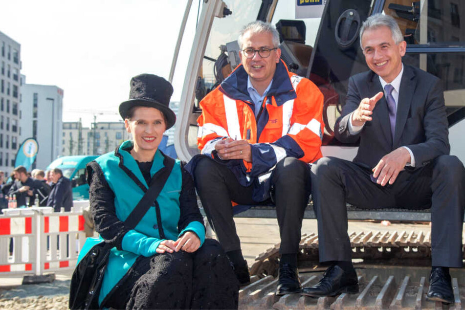 Verkehrsminister Tarek Al-Wazir (Grüne) und OB Peter Feldmann (SPD, r.) lächeln in die Kamera.