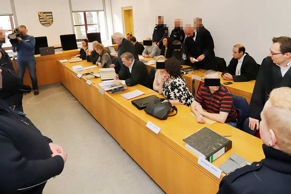 Großer Prozess: Weil es viel zu verhandeln gibt, stehen den Angeklagten je zwei Verteidiger zur Seite. 15 Verhandlungstermine sind angesetzt.