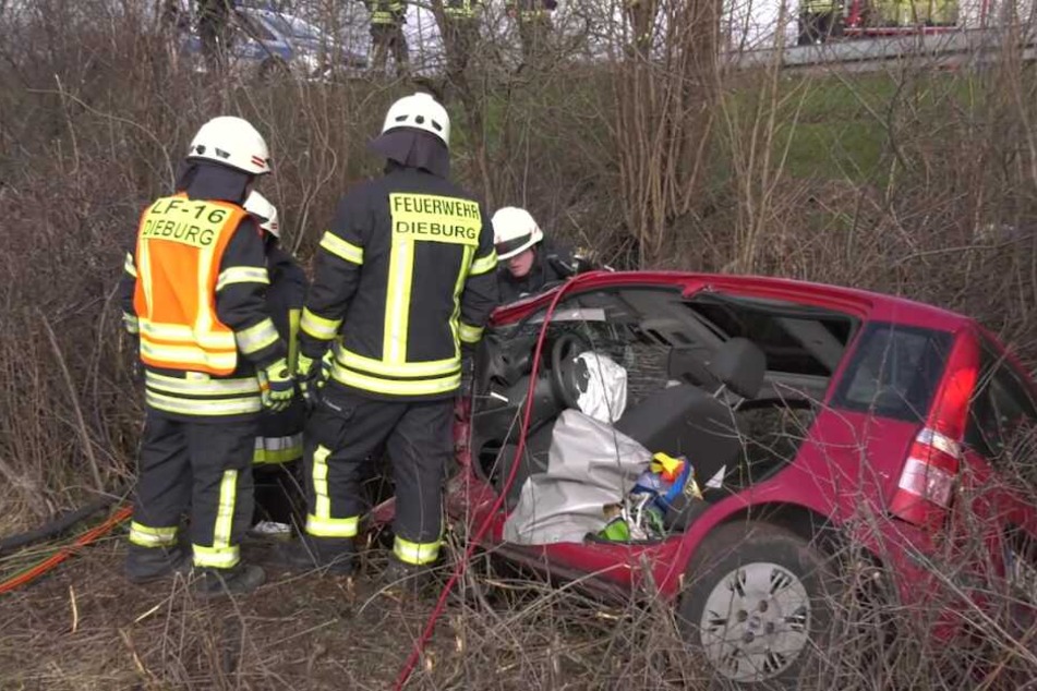 Die Fahrerin war in ihrem Wagen eingeklemmt und musste von der Feuerwehr befreit werden.