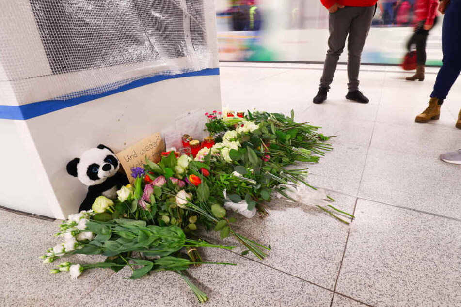 Blumen am Tatort. Archivbild.