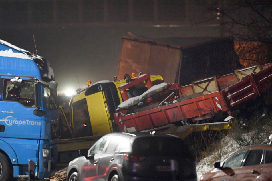 Auf der Autobahn 10 unweit des Schönefelder Kreuzes wurden acht Lastwagen und fünf Pkw in eine Karambolage verwickelt.
