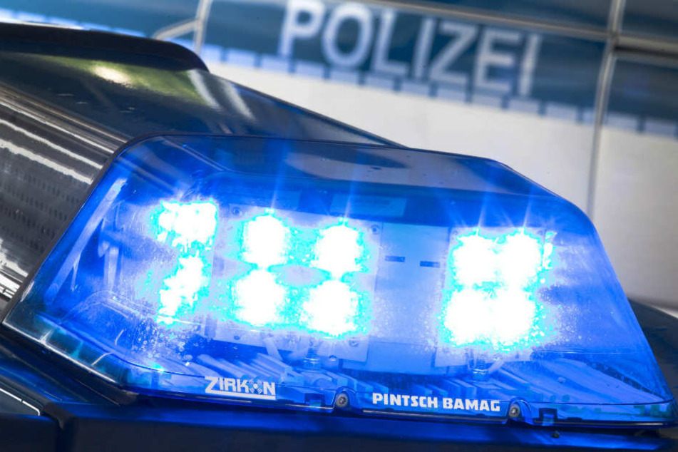 Neun Polizisten aus Brandenburg haben vor einem Graffiti mit dem Slogan "Stoppt Ende Gelände" posiert. (Symbolbild)