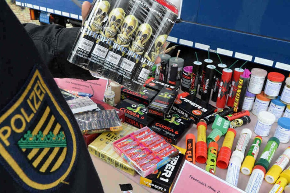 Die beiden Jugendlichen kauften in Tschechien hierzulande verbotene und nur unter hohen Auflagen zugelassene Feuerwerkskörper. (Symbolbild)