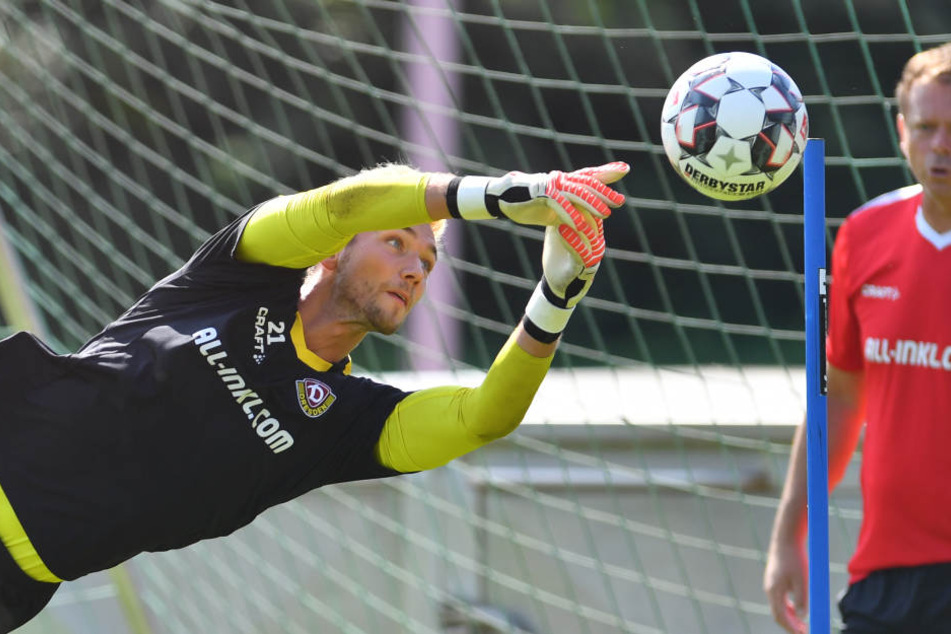 Brano Arsenovic (re.) beobachtet Tim Boss im Training. Der Keeper fällt für die Generalprobe gegen Aston Villa aus.