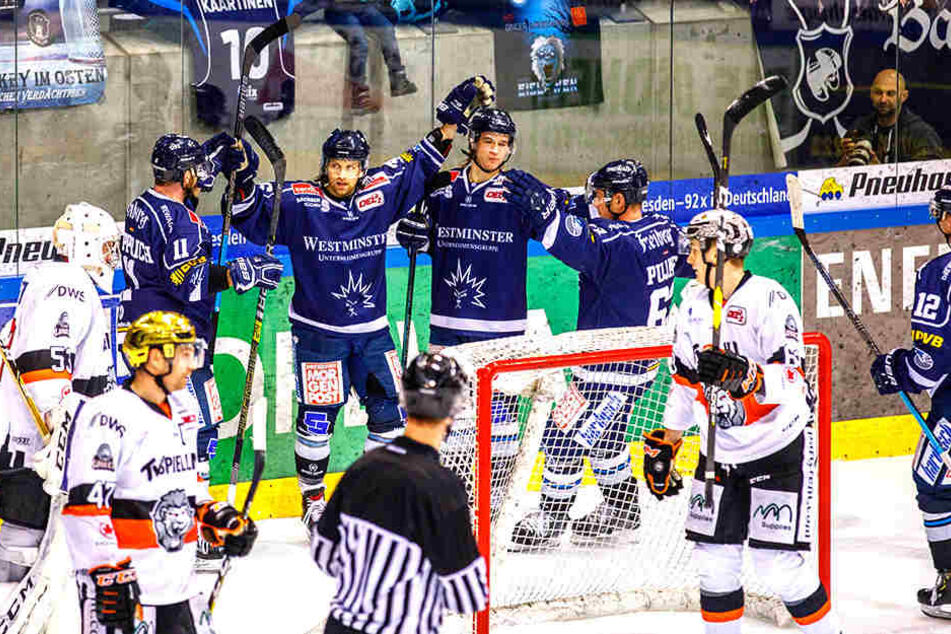 Kollektiver Jubel wie gegen die Löwen Frankfurt wäre den Dresdner Eislöwen am liebsten.