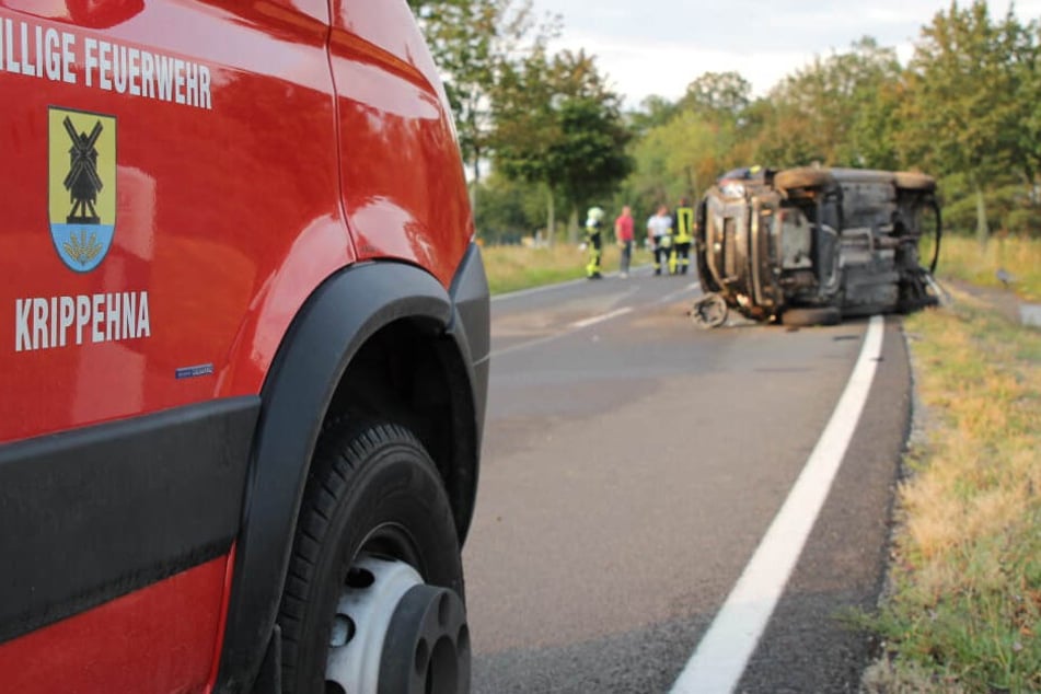 Das Fahrzeug überschlug sich und blieb auf der Seite liegen.