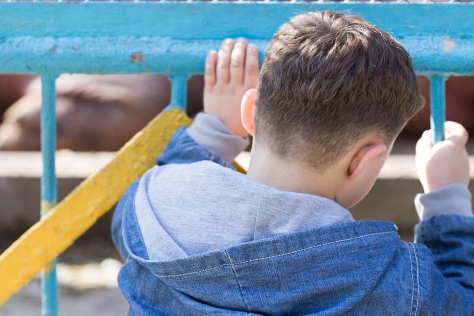 Obwohl der Junge sich schützen wollte, prügelte der Unbekannte weiter auf das Kind ein. (Symbolbild)