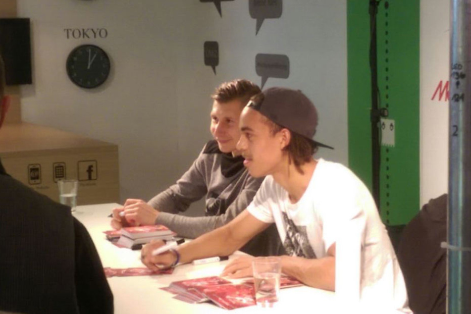 Hatten alle Hände voll zu tun, die zahlreichen Autogrammwünsche zu erfüllen: Die RB-Stars Willi Orban (links) und Yussuf Poulsen (rechts).