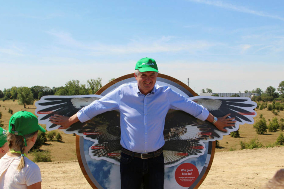 Bis zum Weißstorch fehlte noch gut ein halber Meter, doch die Spannweite eines Rotmilans hat Sachsens Umweltminister Thomas Schmidt (CDU) auf der Porsche-Safari locker erreicht.