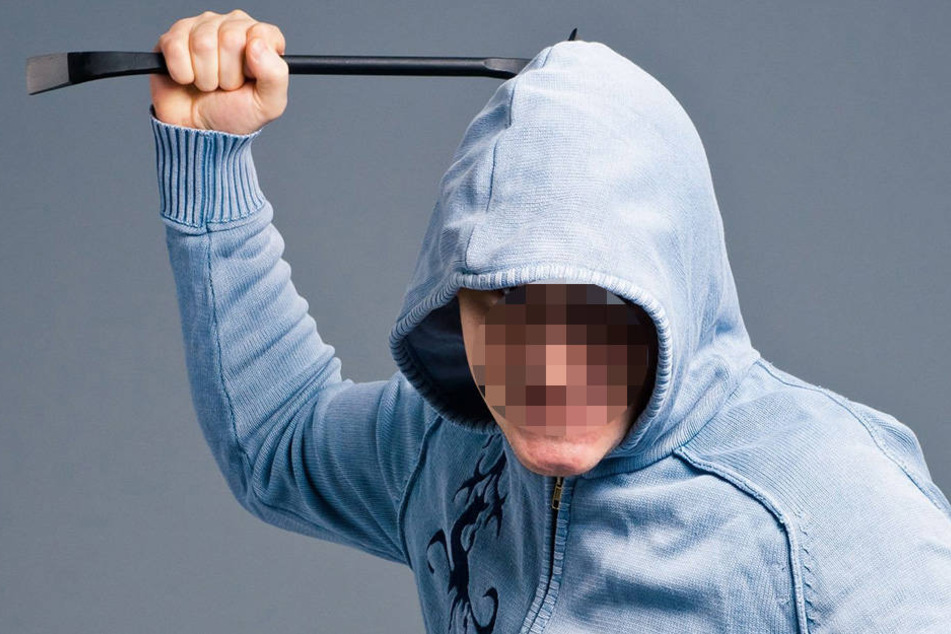 Sechs Unbekannte prügelten mit einer Eisenstange und Eisenketten auf ihr Opfer ein. (Symbolbild)