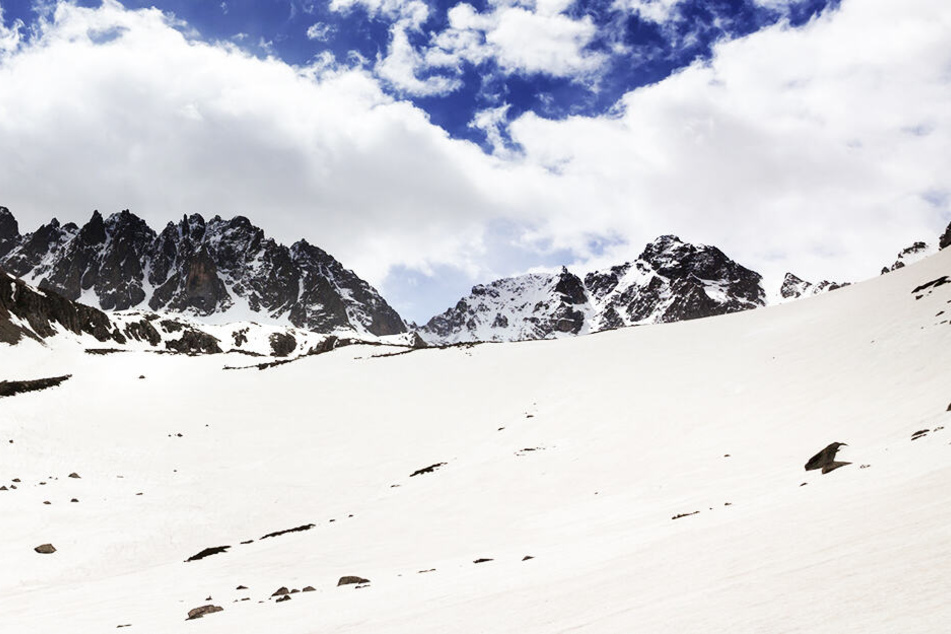 Eine 43-jährige Österreicherin ist in Tirol beim Bruch einer Schneewechte ums Leben gekommen. (Symbolbild)