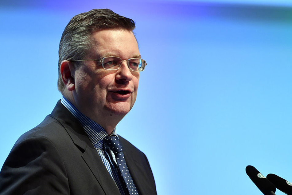 Der DFB-Präsident Reinhard Grindel will die Reform aus der Agenda des außerordentlichen Bundestags streichen lassen.