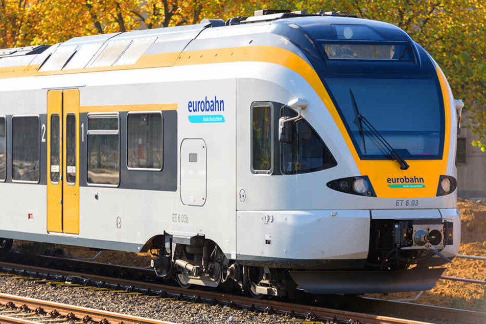 Oft bleiben Pendler an den Bahnhöfen stehen. Der Grund: Die Eurobahnen fahren nicht. (Symbolbild)