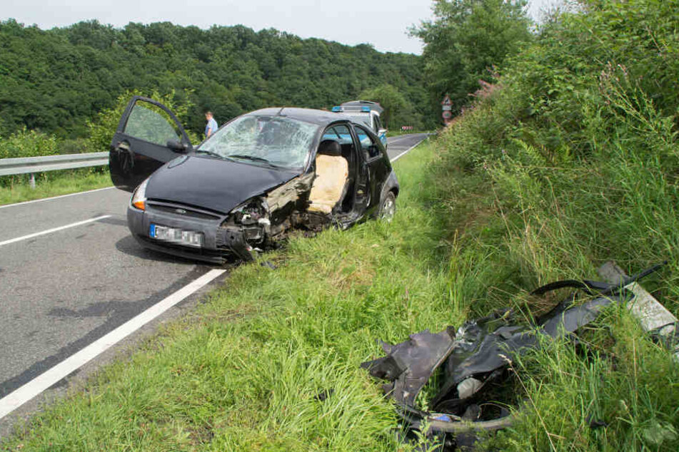 Das Auto der 52-Jährigen war demoliert und sie musste aus dem Wagen von der Feuerwehr befreit werden.