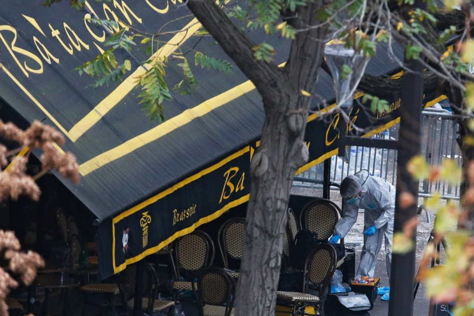 Ermittler am Morgen nach dem schlimmen Terroranschlag vor dem Club "Bataclan" in Paris.