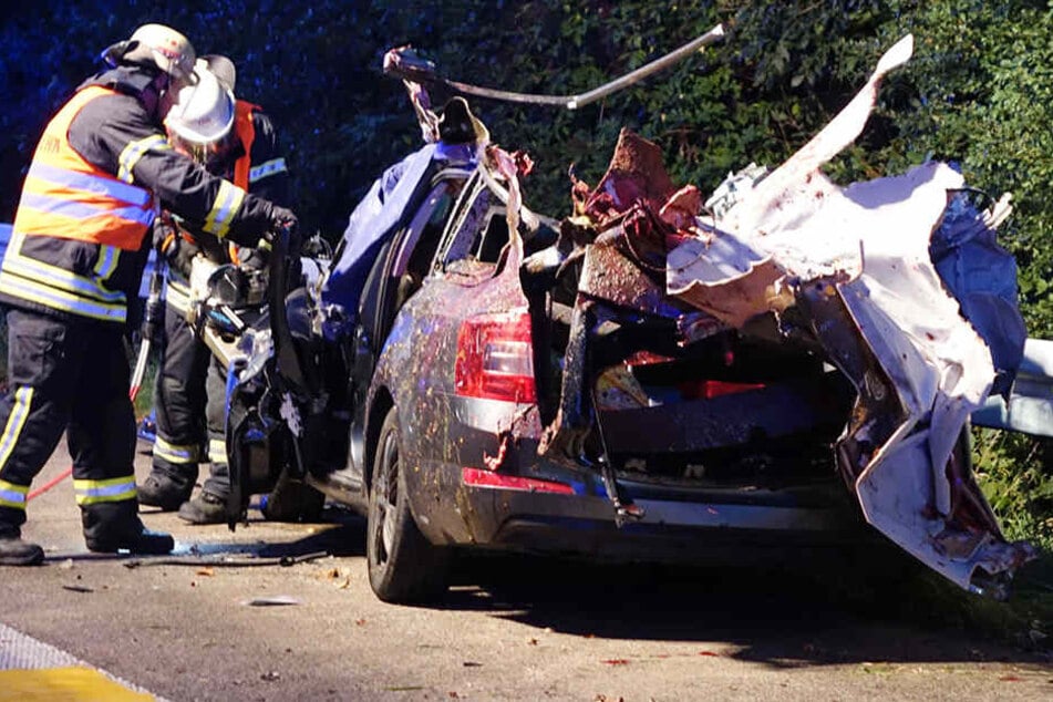 Der Fahrer erlitt bei dem Aufprall tödliche Verletzungen.