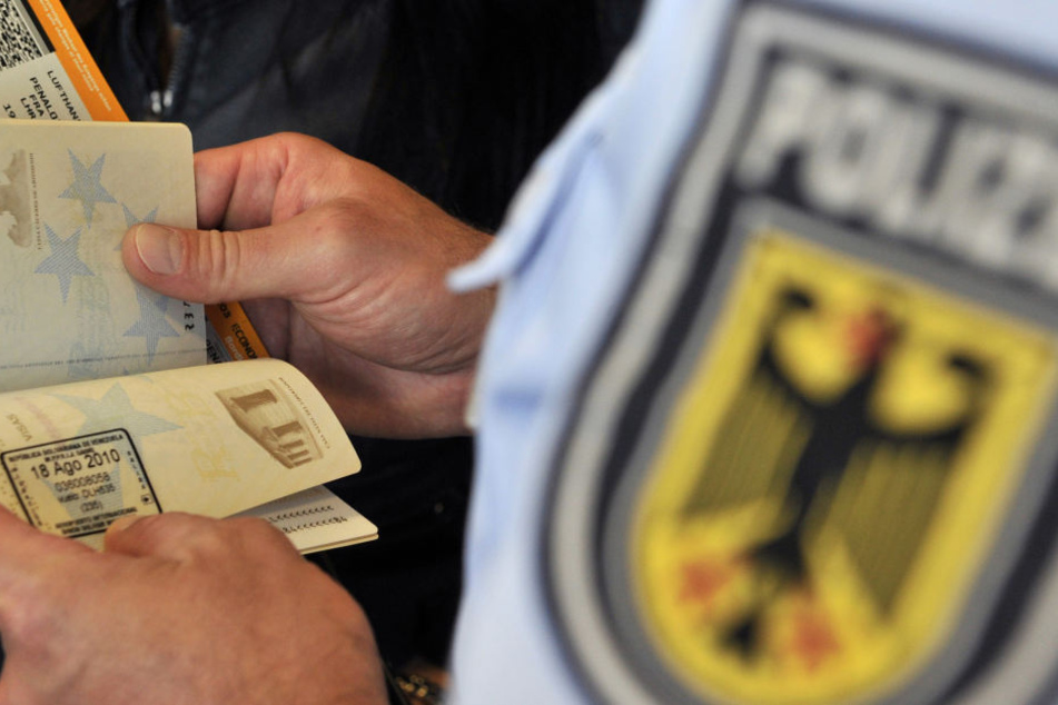 Bei einer Passkontrolle ging der Bundespolizei am Flughafen Leipzig/Halle ein Mann ins Netz (Symbolfoto).