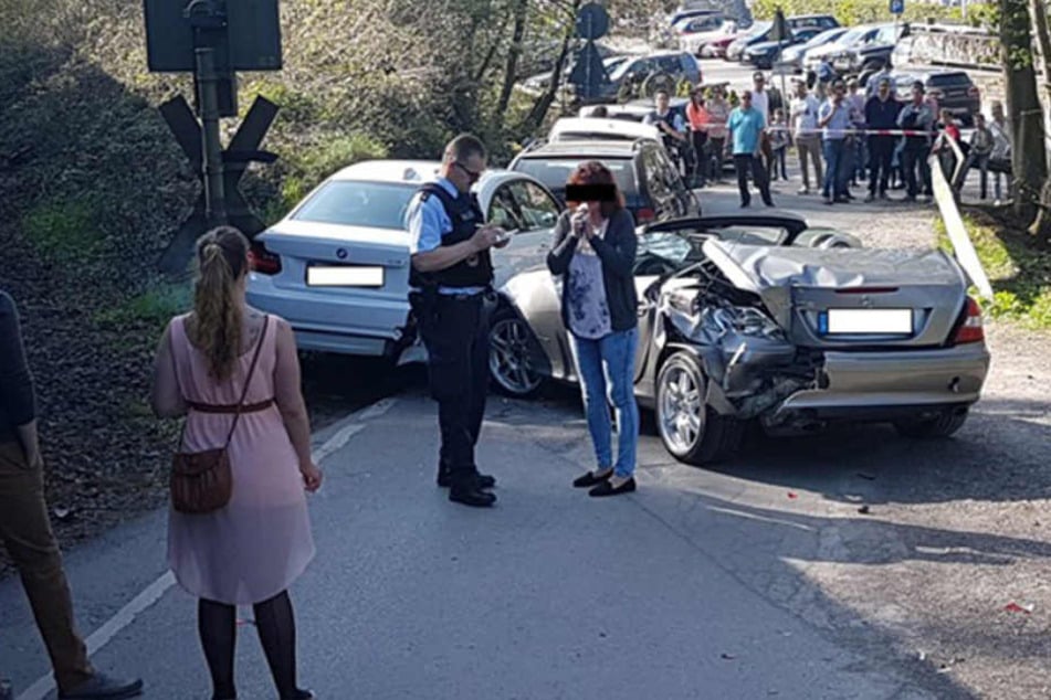 Das Auto wurde durch den Crash massiv beschädigt. Alle Beteiligten blieben aber glücklicherweise unverletzt.