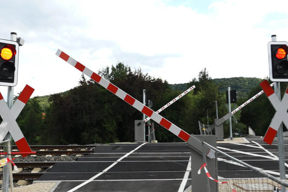 Der Bahnübergang in Hohenstadt liegt dicht an einem Wohngebiet.
