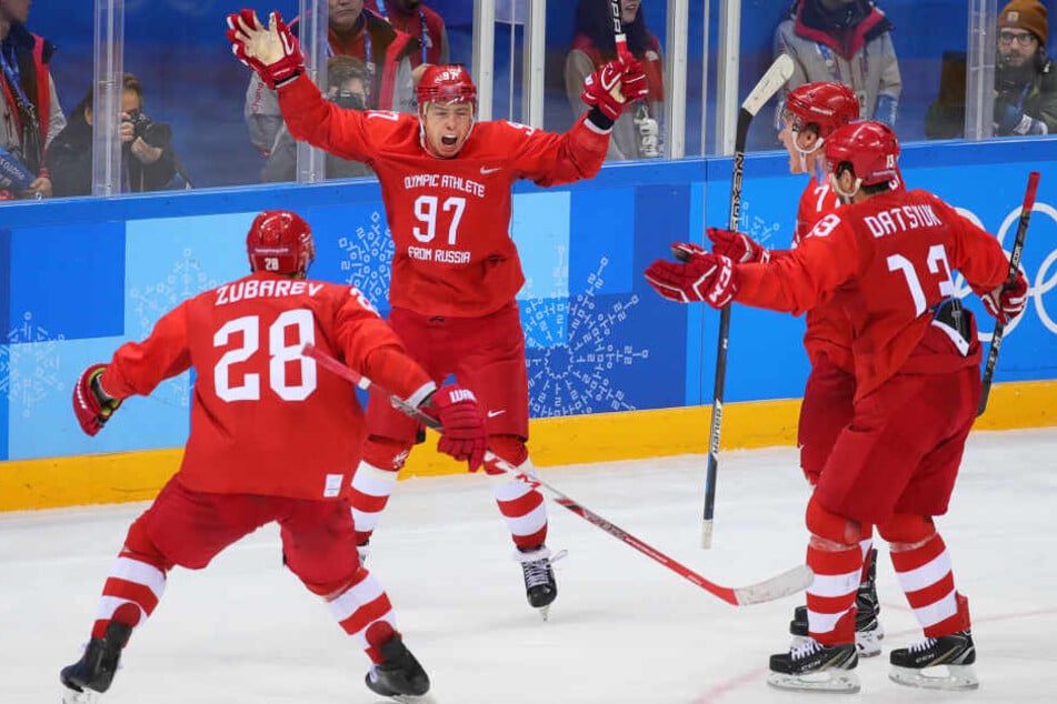 Die Russen bejubeln den Olympiasieg nach Verlängerung gegen Deutschland.