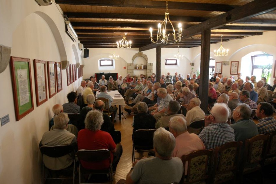 Der Mühlensaal in der Gaststätte Drogenmühle war bis auf den letzten Platz
restlos gefüllt.