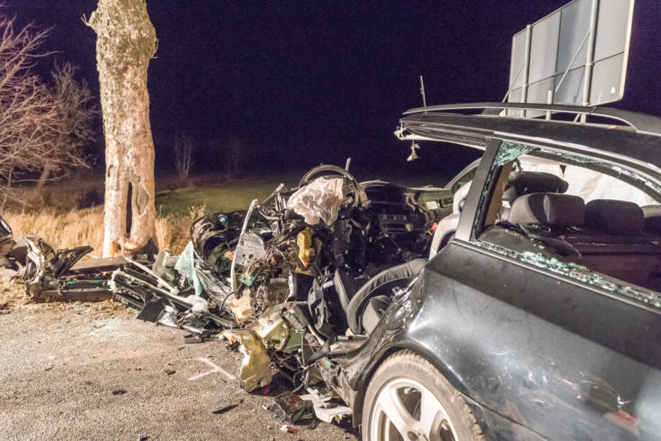 Der BMW krachte gegen den einzigen Baum an der Strecke.
