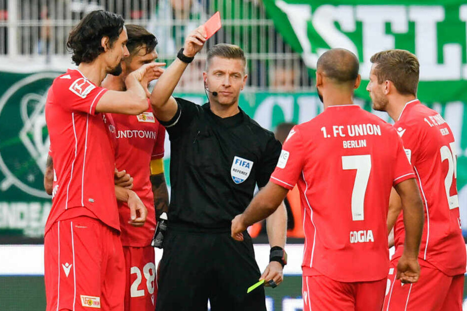 Schiedsrichter Tobias Welz schickt Neven Subotic mit Gelb-Rot vom Platz.