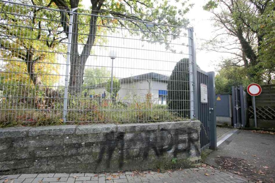 Der gesprühte Schriftzug "Mörder" steht an einer Mauer des Geländes der Firma LPT in Hamburg-Neugraben.