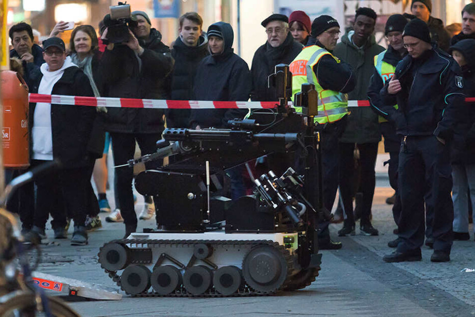 Ein Sprengstoffroboter untersuchte den verdächtigen Umschlag.