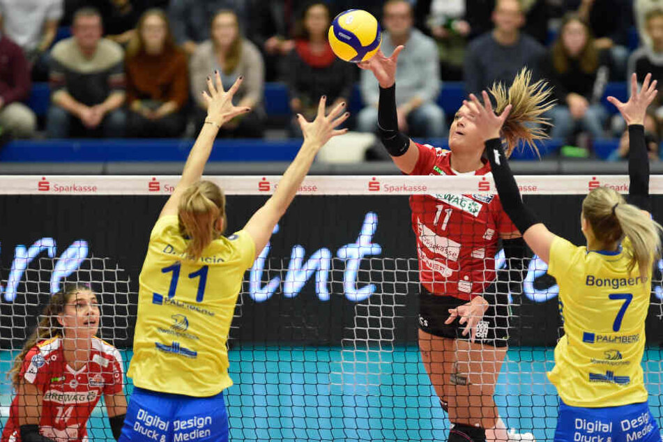 DSC-Topscorerin Milica Kubura (M.) spielte den Ball vor den Schwerinerinnen Beta Dumancic und Britt Bongaerts übers Netz.