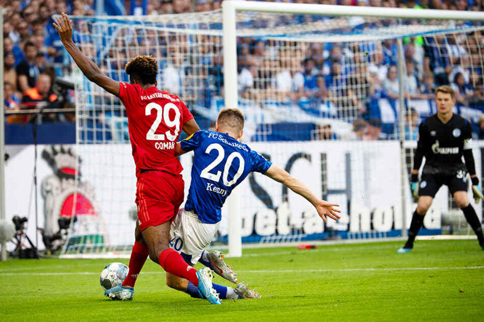 Viel zu ungestüm: Jonjoe Kenny (vorne-rechts) foult Kingsley Coman klar im eigenen Sechzehner, weshalb es einen berechtigten Foulelfmeter für den FC Bayern München gab.