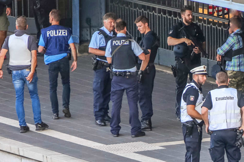 Polizisten sicherten nach der Tat den Bahnhof Flensburg.