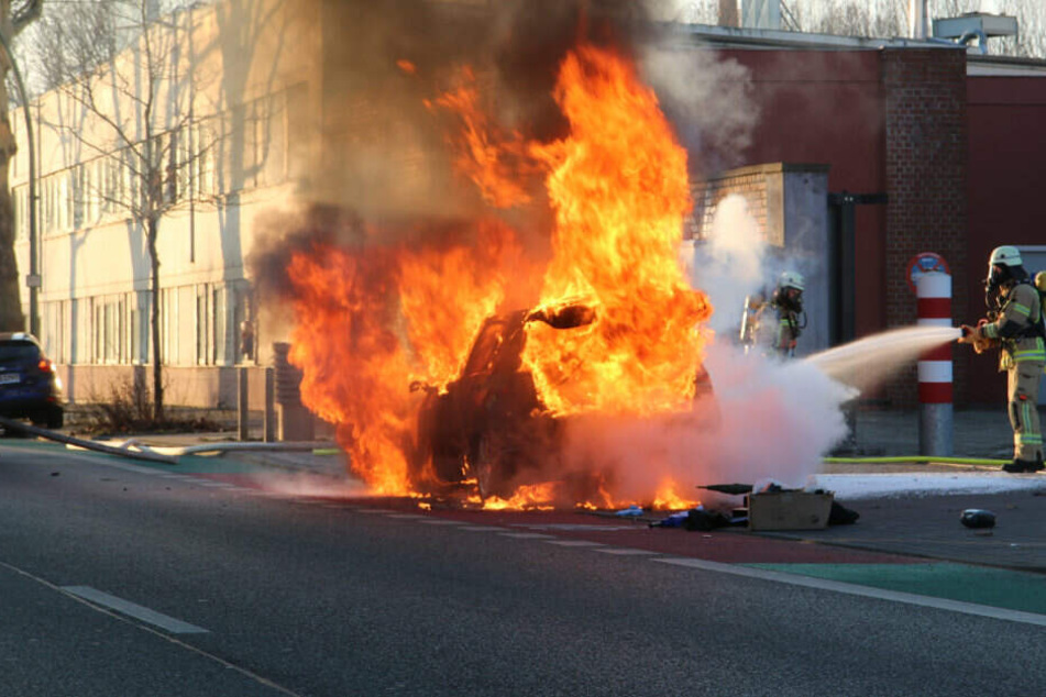 Der Wagen ging plötzlich in Flammen auf.