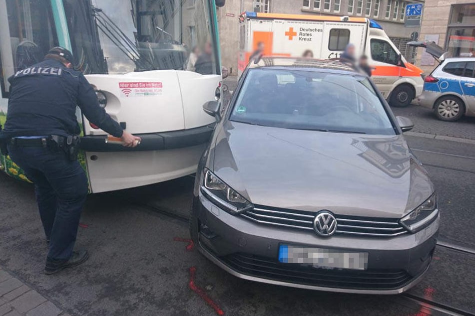 Der VW krachte seitlich gegen die Straßenbahn.