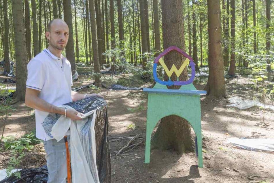Sven Müller steht vor dem zerlegten "Zauberwald"-Labyrinth.