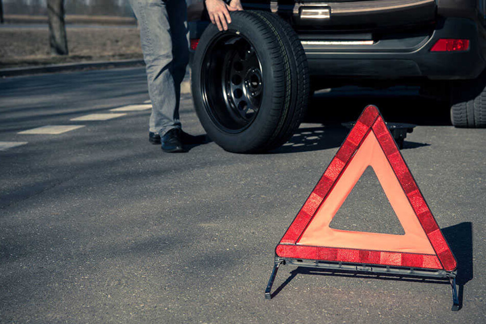 Der Daimler-Fahrer wollte Reifen wechseln und wurde dabei von einem Lkw erfasst. (Symbolbild)