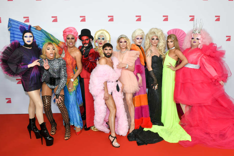 Die Sängerin Conchita Wurst (Mitte) und die teilnehmenden Dragqueens.