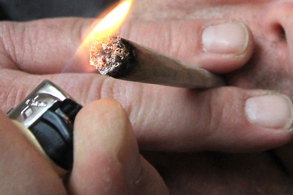 Nachdem die Tür plötzlich offen stand, alarmierten besorgte Nachbarn die Polizei...