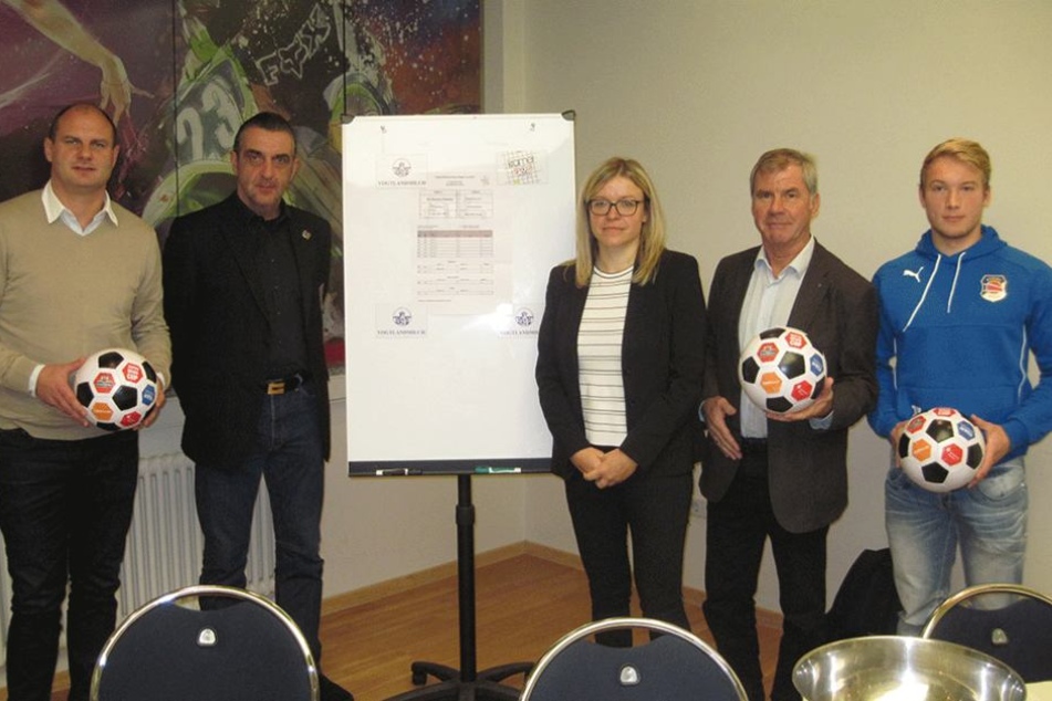 David Wagner, Ralf Minge, Kathleen Kießling, Volkhardt Kramer und Philipp Schröter (v.l.n.r.) bei der Auslosung zum SuperRegioCup 2016.