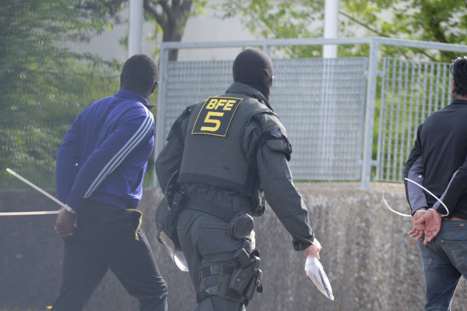 Bei der Razzia der Polizei ist es zu schweren Tumulten mit en Flüchtlingen gekommen. (Archivbild)