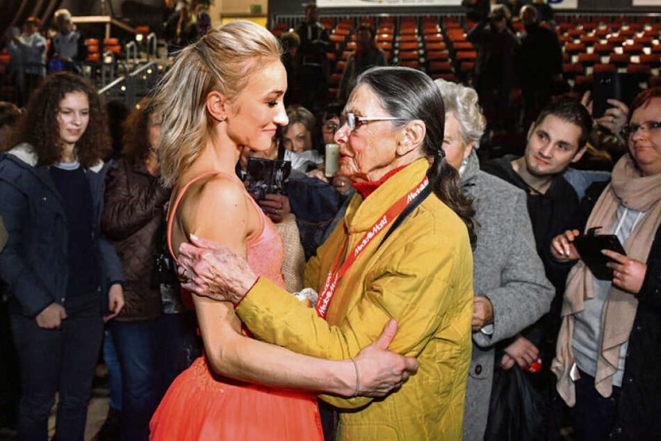 Aljona Savchenko (l.) und Eislauftrainerlegende Jutta Müller nach der Show.