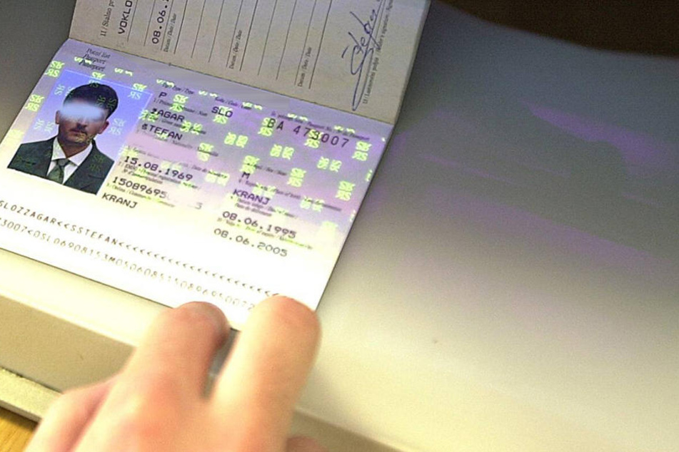 Als Konsequenz aus den Vorfällen will das Land Brandenburg rund 18.000 Datensätze des BAMF beschlagnahmen lassen.