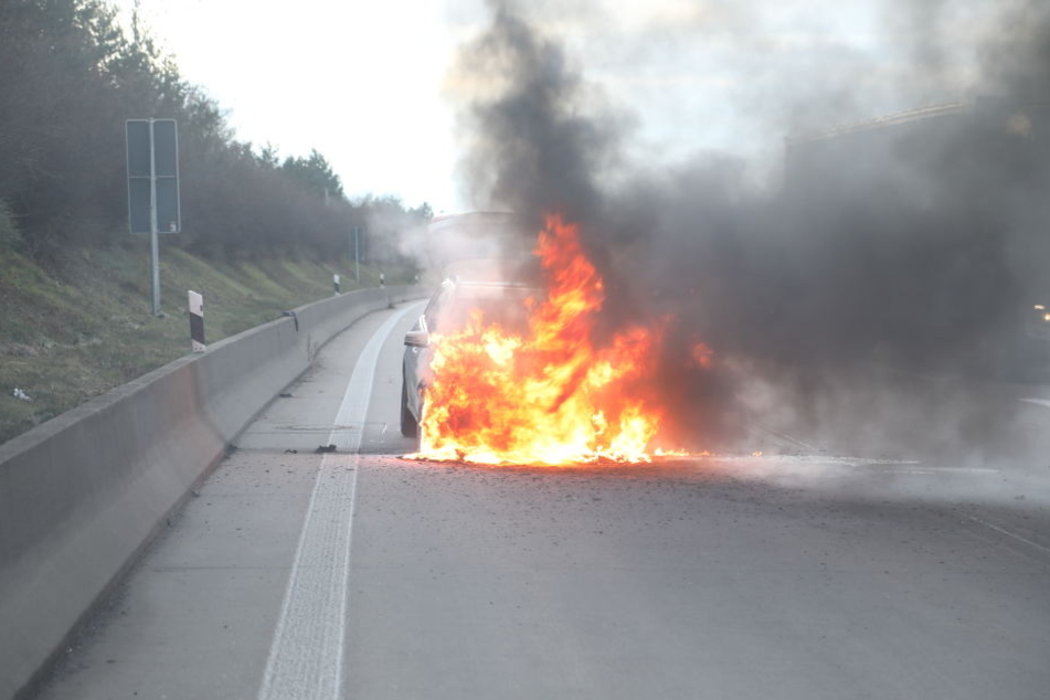 Das Taxi fing plötzlich Feuer.