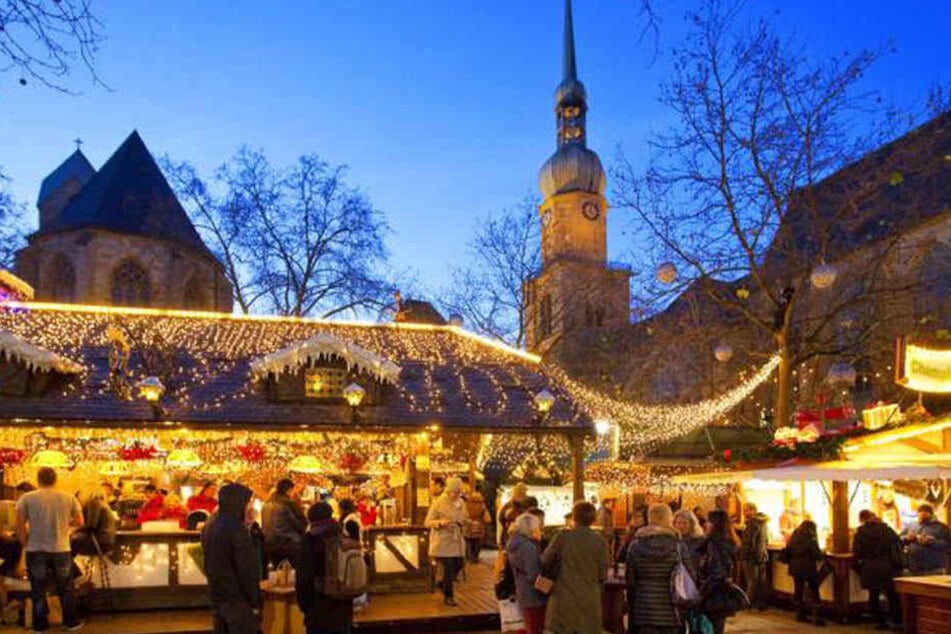 Die Dortmunder Reinoldi-Kirche liegt direkt am beschaulichen Weihnachtsmarkt.