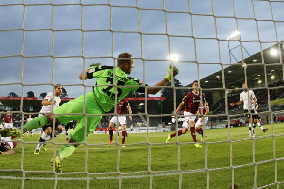 Dynamo-Torwart Marvin Schwäbe ist machtlos. Gerade kassiert er in Sandhausen
den zweiten Gegentreffer, nachdem Ex-Dynamo Tim Kister (2.v.l.) geköpft hat.