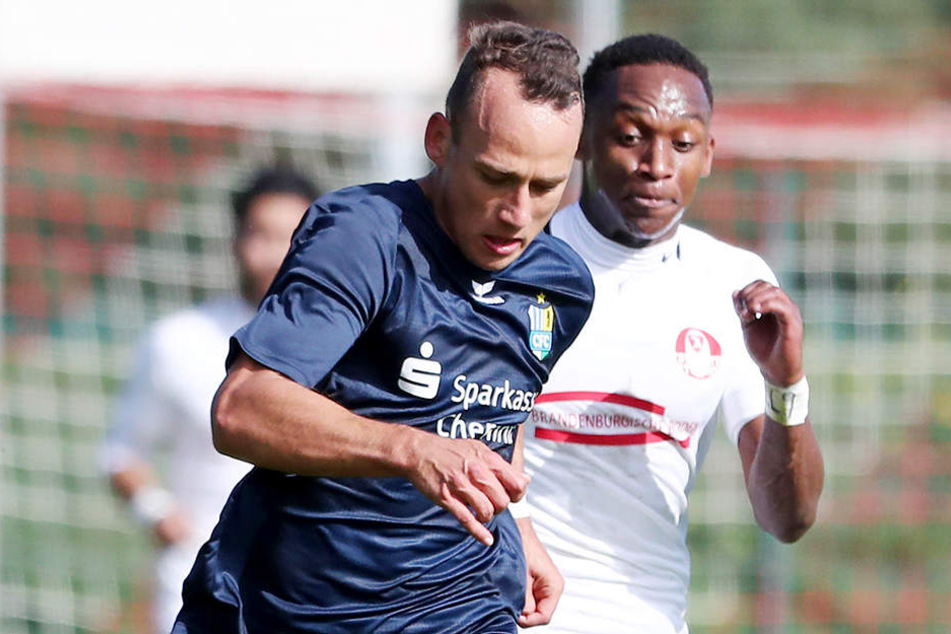 Timo Mauer, der hier Kevin Adewumi (Optik Rathenow) davoneilt, stand in der Regionalliga dreimal in der CFC-Startelf. Dort dürfte der Offensivspieler auch in Markkleeberg auftauchen.